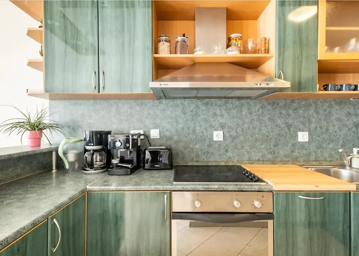 Apartment 2bdr Duplex With Parking *