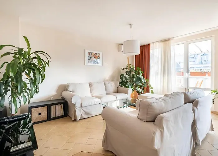 Apartment 2bdr Duplex With Parking *